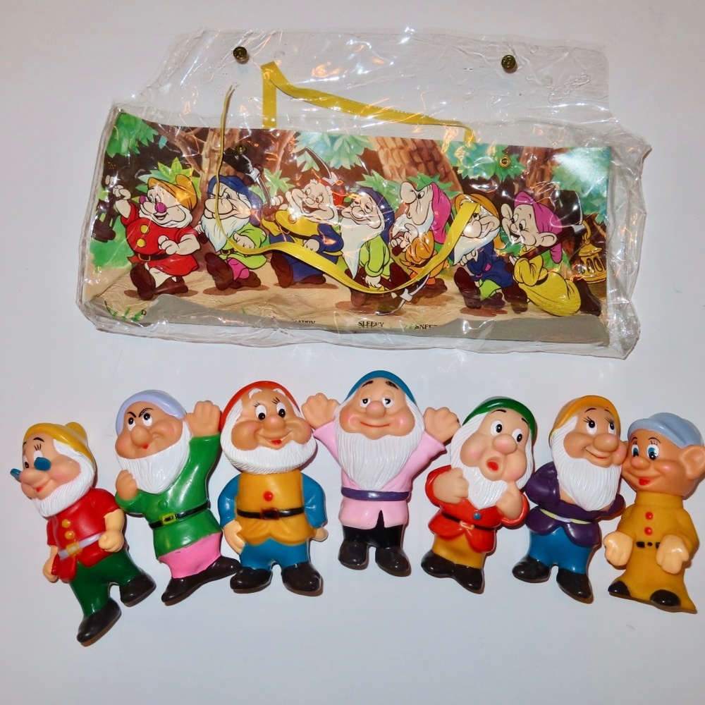 Snow White VTG 7 Dwarfs Collectors With Bag